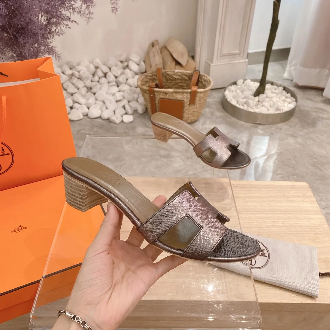 👟👟Ex-factory price 300👟👟 Genuine leather sole +40 🦄Hermès "Palm Print" has added new color sandals, "Year-round shipment" with three-dimensional concave and convex feeling on the classic "H" upper... It is a must-have item in your wardrobe, and it is magically versatile in this summer! This model fully demonstrates the classic Hermès style "palm print". Classic calfskin material ~ imported sheepskin. Lining 🐎Size: 34~42. Heel height ② type: low heel 1.5cm. Medium heel 4.5cm. Genuine leather sole +40 rubber sole.